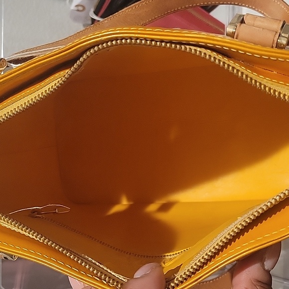 36. Authentic Louis Vuitton Shoulder Bag Houston Yellow Vernis - Picture 11 of 12